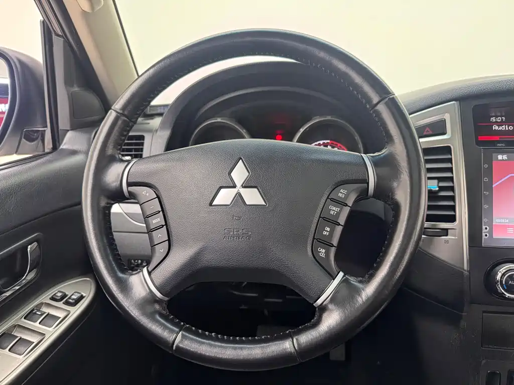 Mitsubishi Pajero 2018 — фото 19