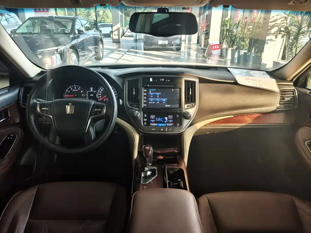 Toyota Crown 2016 — фото 10