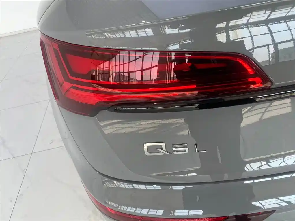 Audi Q5L — фото 13