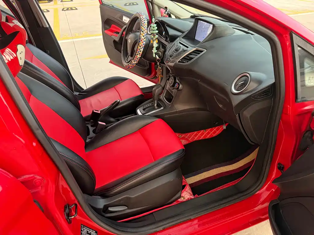 Ford Fiesta 2014 — фото 10