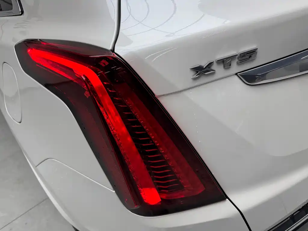 Cadillac XT5 2020 — фото 11