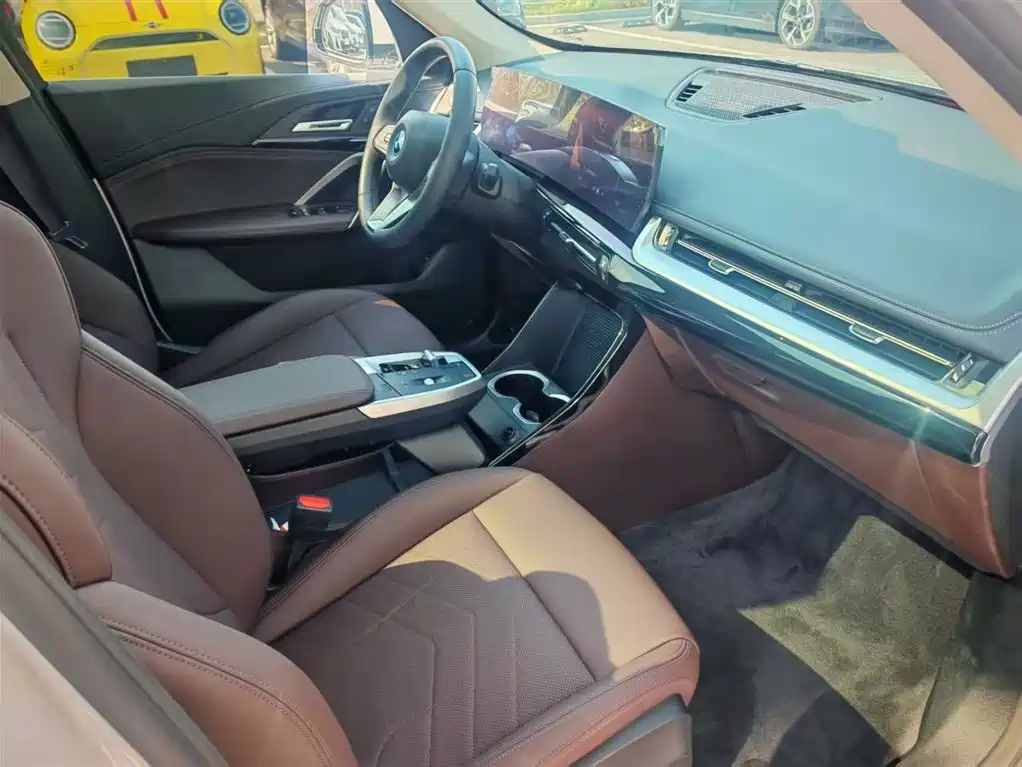 BMW iX1 2025