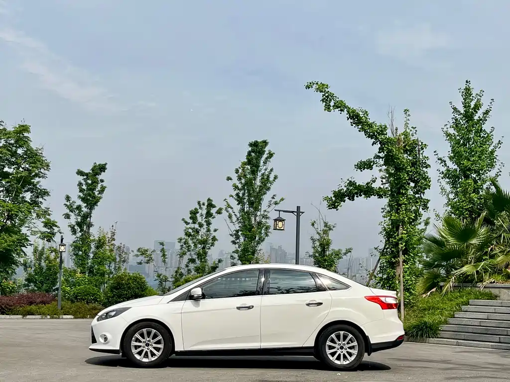 Ford Focus 2014 — фото 32