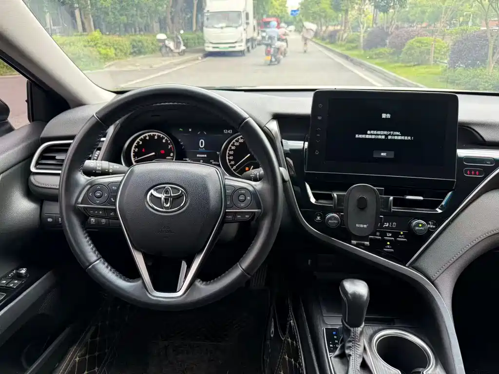 Toyota Camry 2022 — фото 11