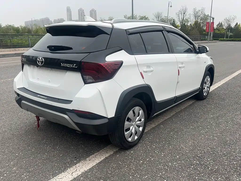Toyota Yaris L 2022 — фото 7