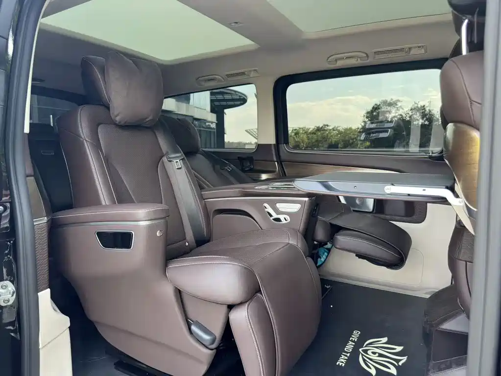 Mercedes-Benz V-Class 2023 — фото 13