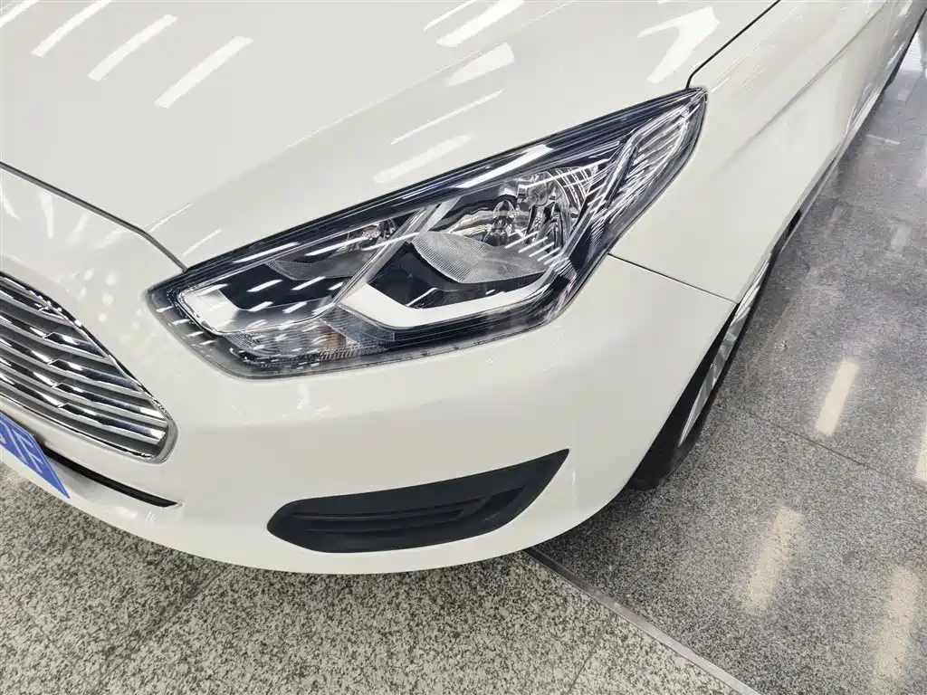 Ford Escort 2018 — фото 18