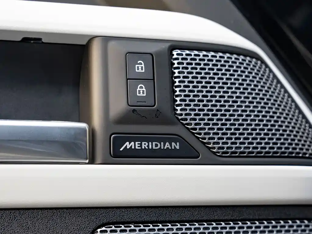 Land Rover Defender 2022 — фото 17