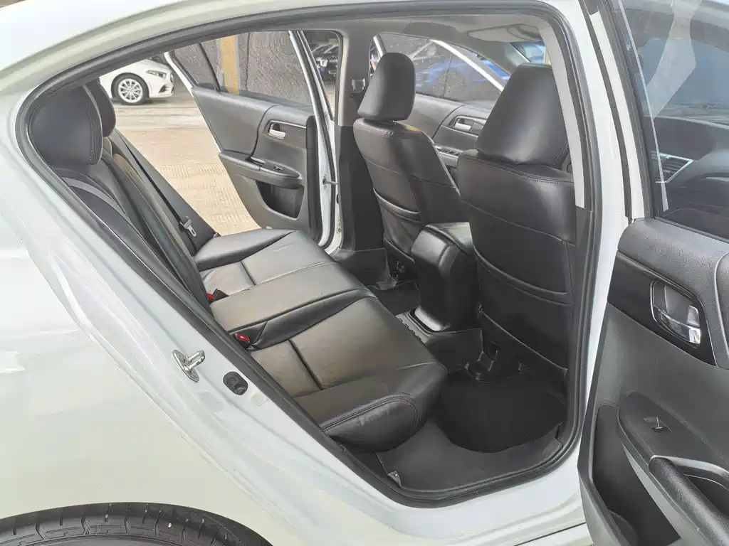 Honda Accord 2018 — фото 10