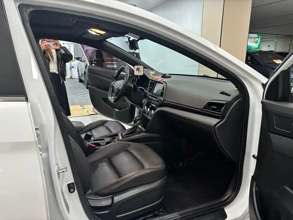 Hyundai Elantra 2019 — фото 13