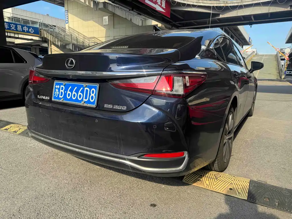 Lexus ES 2018 — фото 12