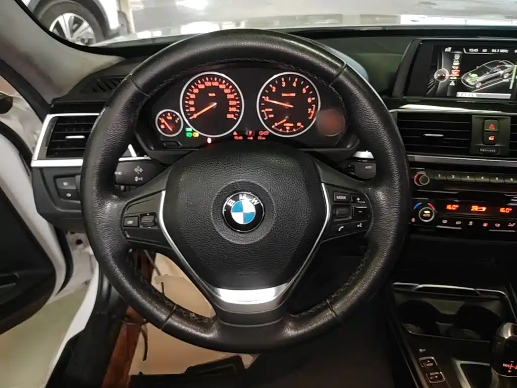 BMW 3 Series 2017 — фото 11
