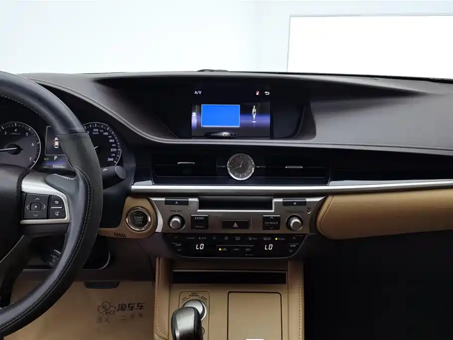 Lexus ES 2018 — фото 13