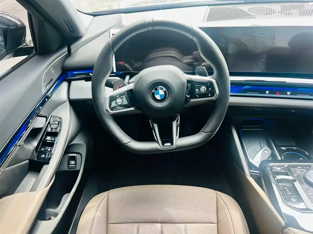 BMW 5 Series 2025 — фото 12