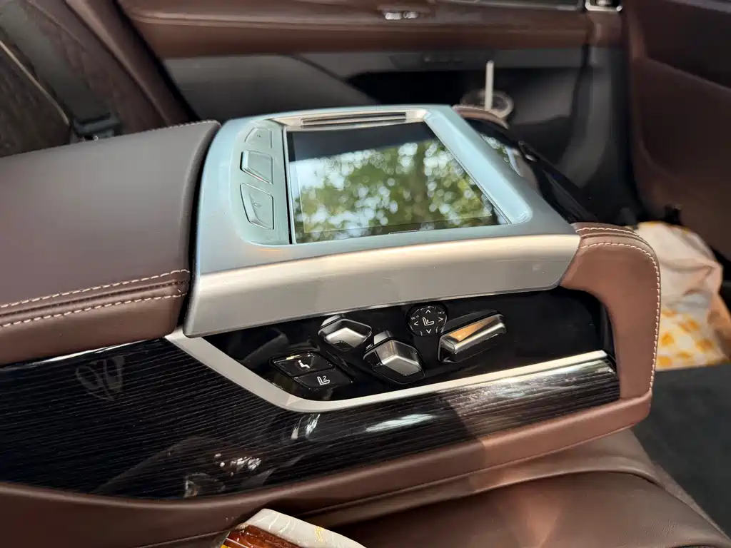 BMW 7 Series 2021 — фото 10