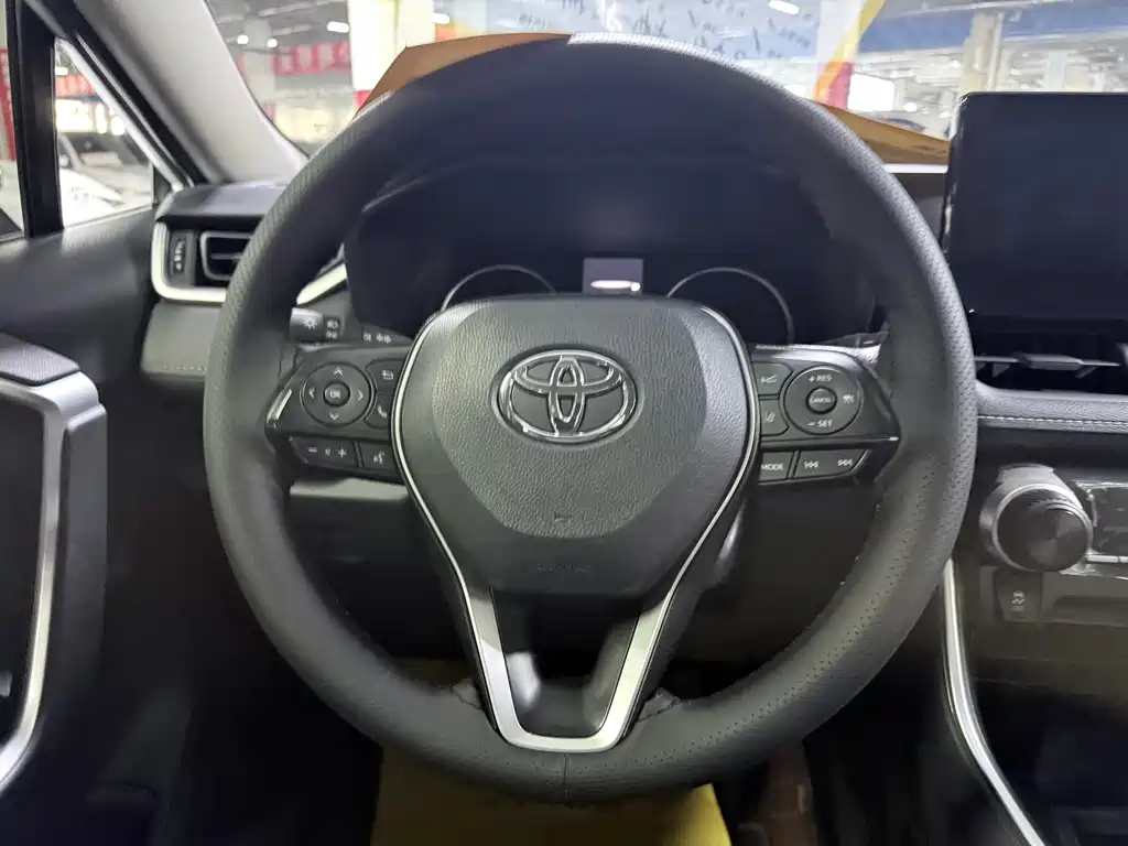 Toyota RAV4 2023 — фото 13