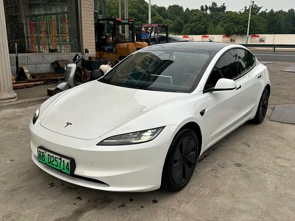 Tesla Model 3 2025 — фото 1