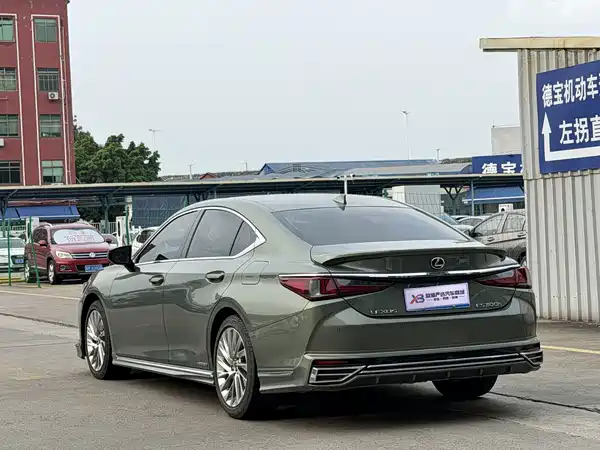 Lexus ES 2020