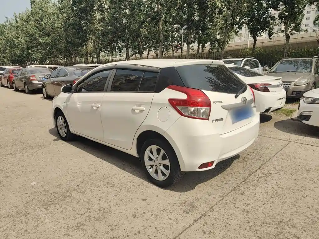 Toyota Yaris L 2015 — фото 9
