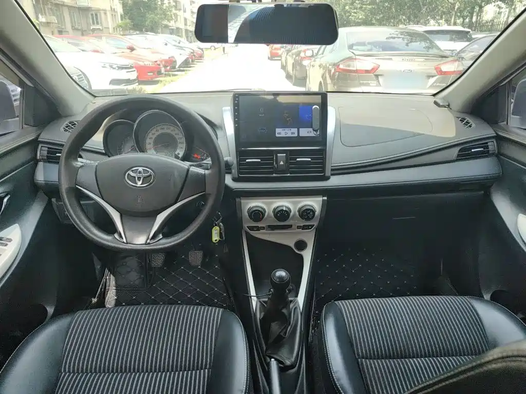 Toyota Yaris L 2015 — фото 12
