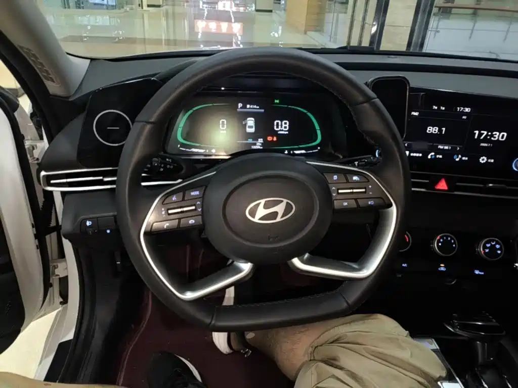 Hyundai Elantra 2025 — фото 11