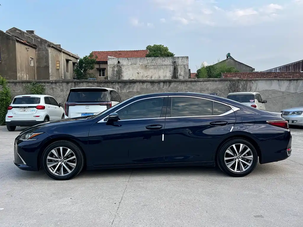 Lexus ES 2018 — фото 12