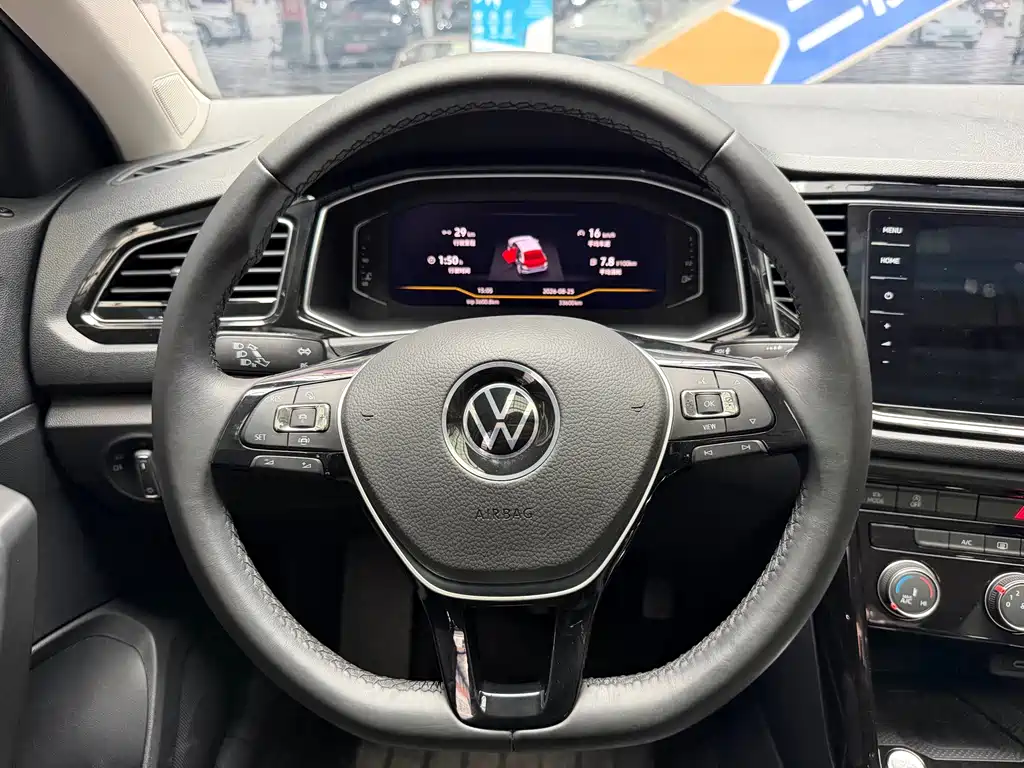 Volkswagen T-Roc 2023 — фото 18