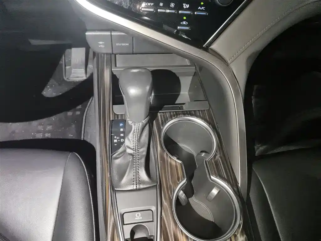 Toyota Camry 2020 — фото 10
