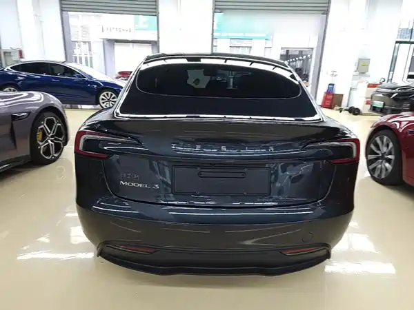 Tesla Model 3 2024