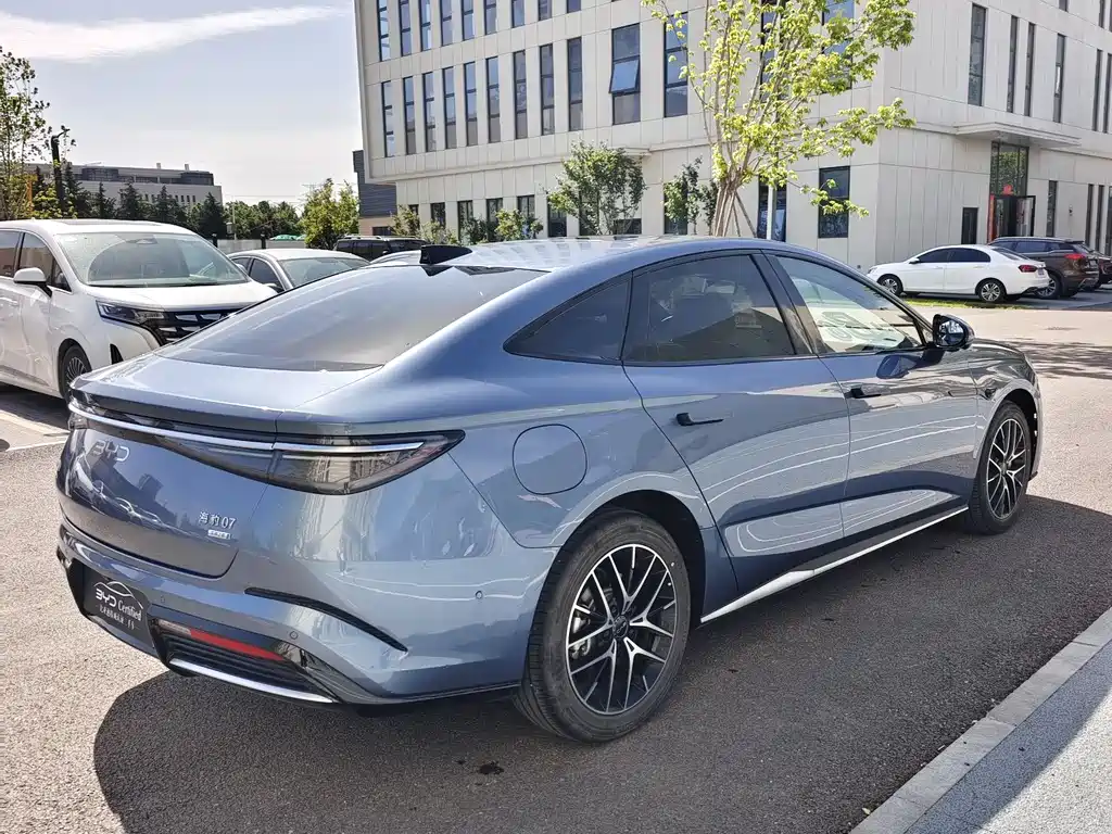 BYD Seal 07 DM-i 2025 — фото 8