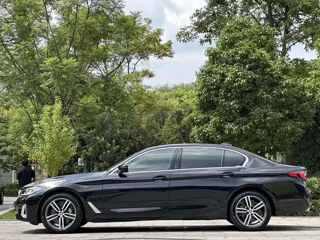 BMW 5 Series 2021 — фото 10