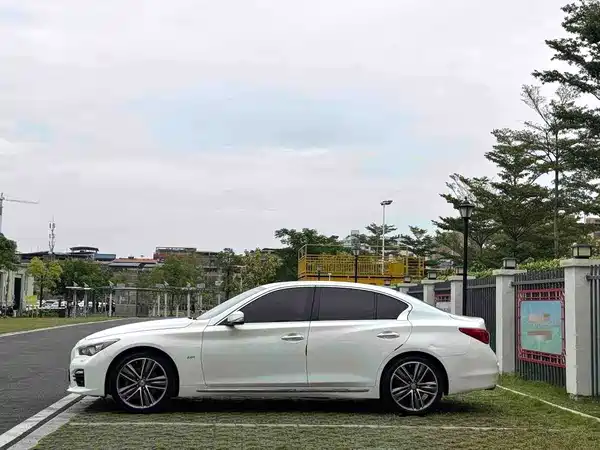 Infiniti Q50L 2015