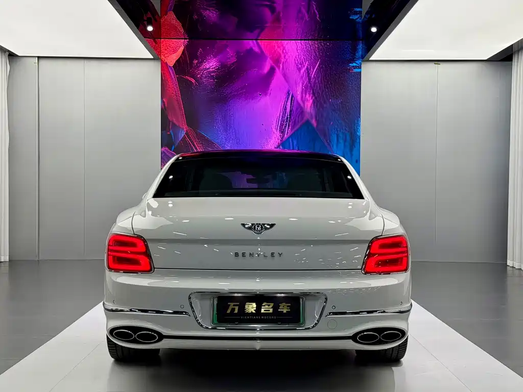 Bentley Flying Spur Plug-In Hybrid 2023 — фото 5