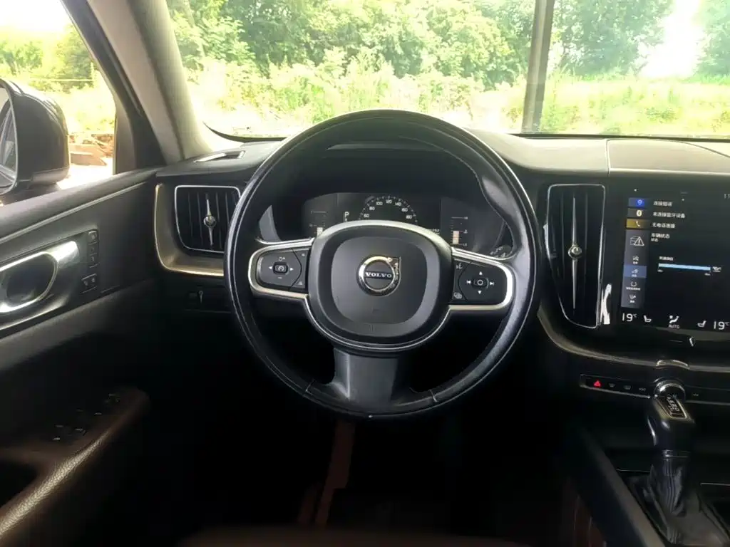 Volvo XC60 2019 — фото 11