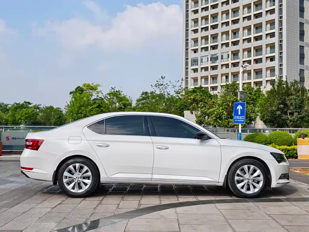 Skoda Superb 2019 — фото 4