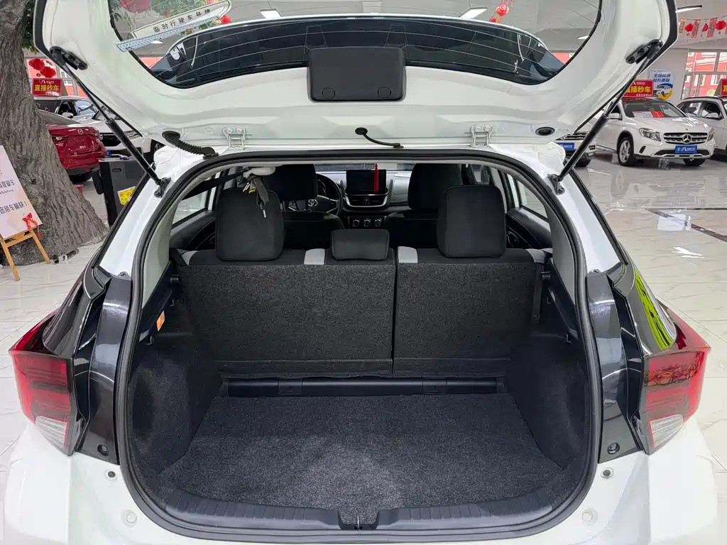 Toyota Yaris L 2023 — фото 20