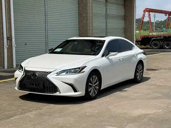 Lexus ES 2019