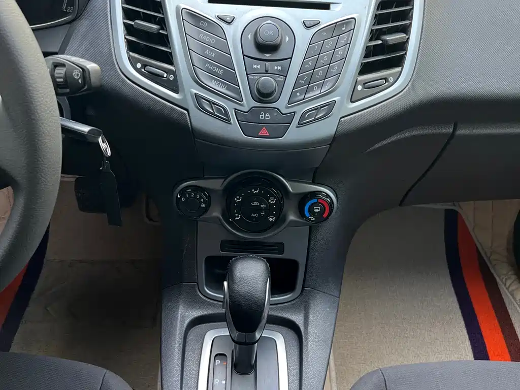 Ford Fiesta 2014 — фото 13