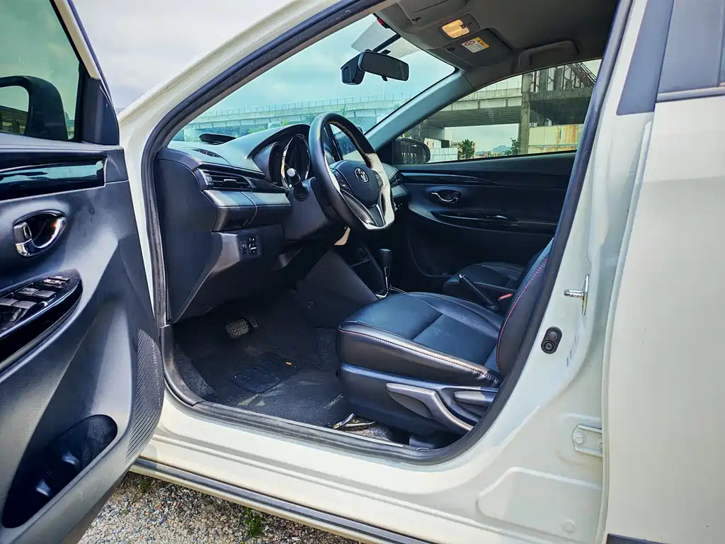 Toyota Yaris L 2022 — фото 4