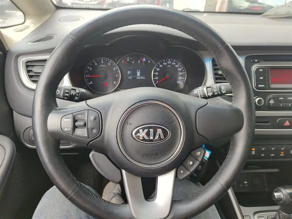 Kia Carens 2015 — фото 11