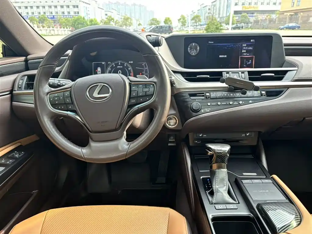 Lexus ES 2020 — фото 13