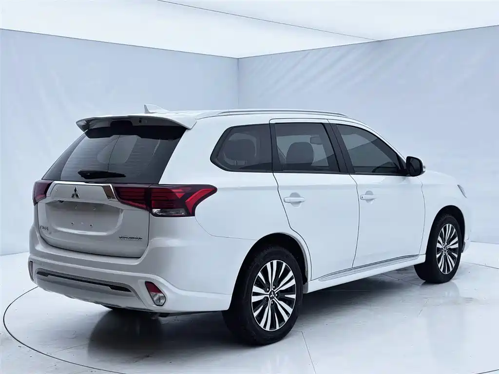 Mitsubishi Outlander 2021 — фото 8
