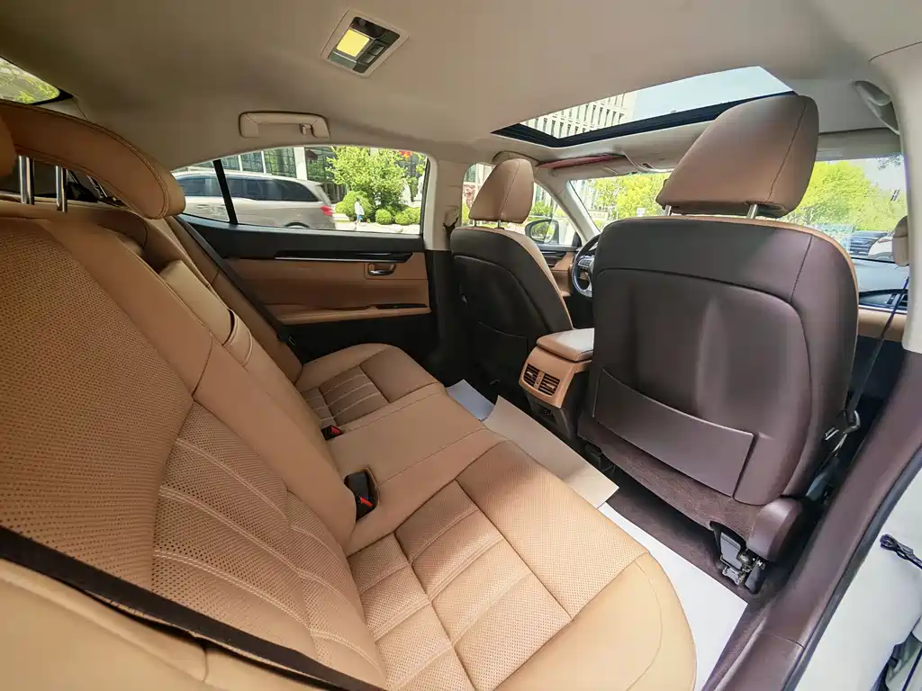 Lexus ES 2018 — фото 15