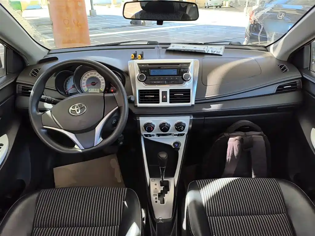Toyota Yaris L 2015 — фото 10