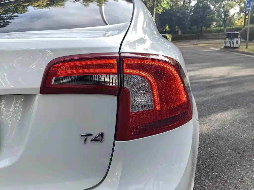 Volvo S60 2015 — фото 16