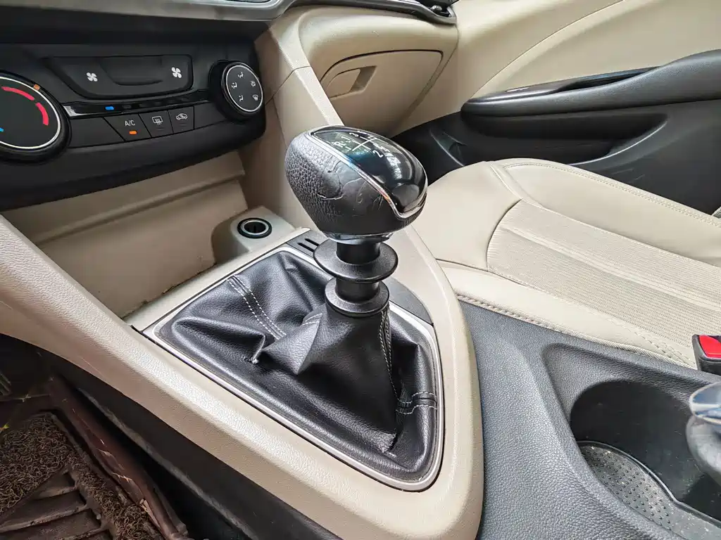 Buick Excelle 2017 — фото 10