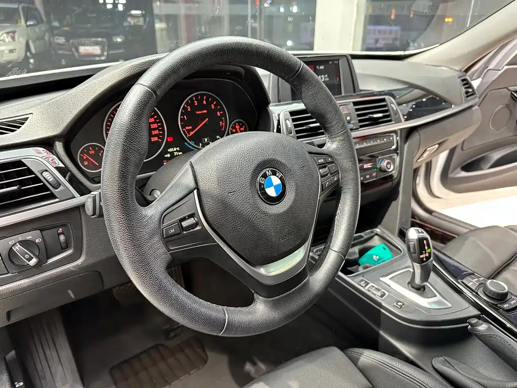 BMW 3 Series GT 2018 — фото 11