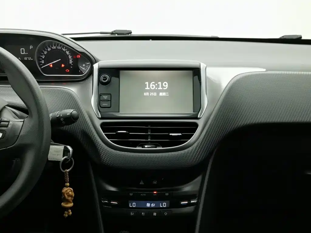 Peugeot 2008 2015 — фото 12