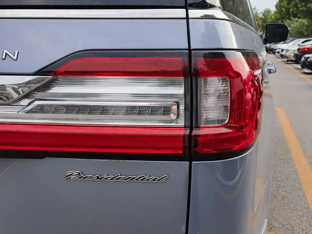 Lincoln Navigator 2019 — фото 17