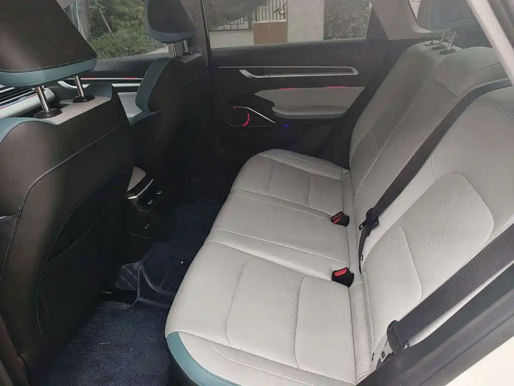 Geely Emgrand 2022